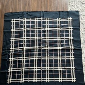 Burberry black and beige plaid scarf 🧣